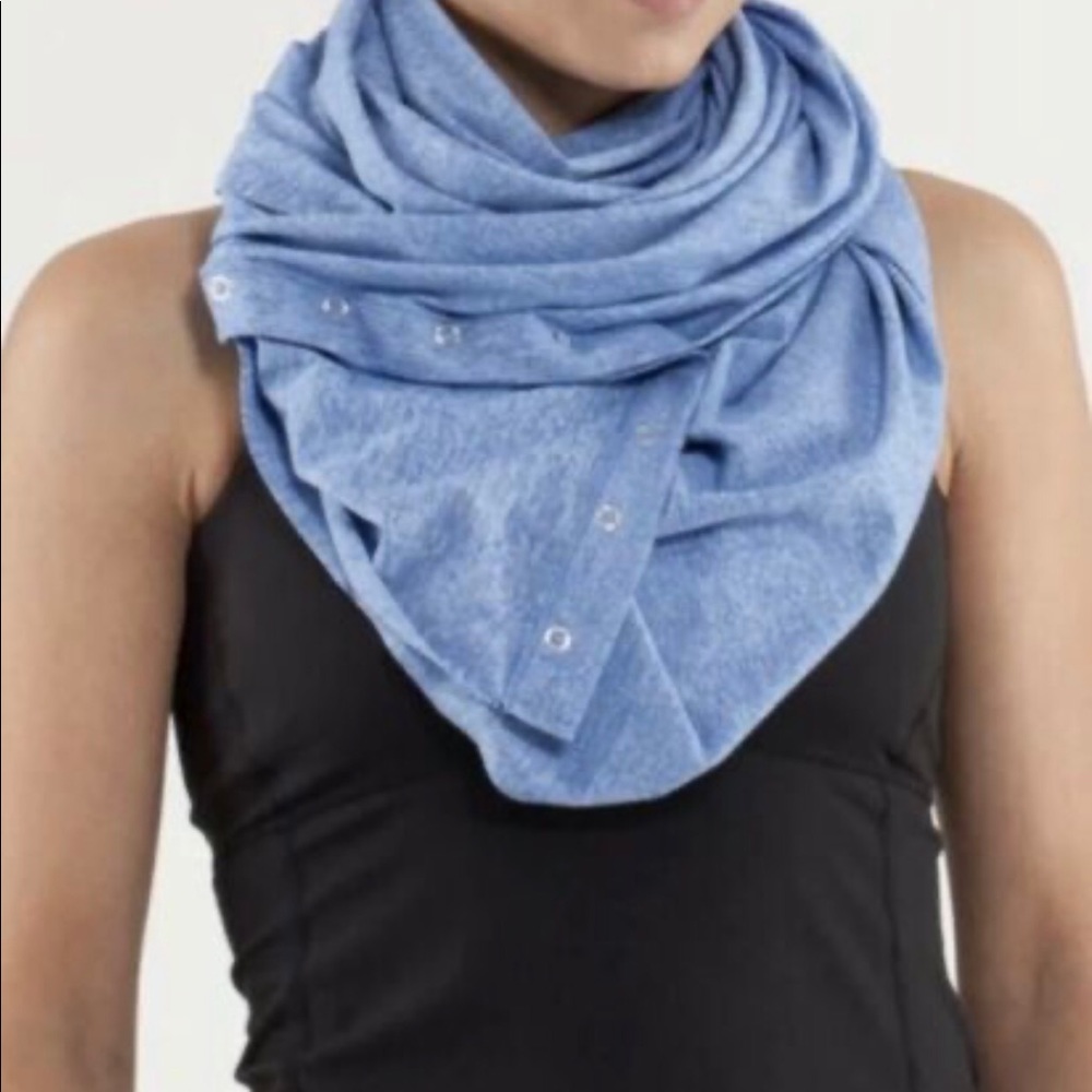 Ivivva Vinyasa scarf in light turquoise